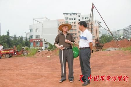 郭汝中(左)與環保部門負責人交流。