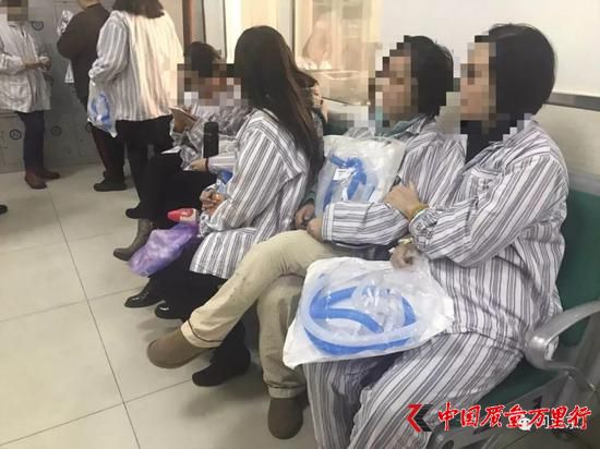 部分傷者正在等待接受高壓氧艙治療/記者現場拍攝