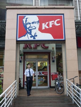 浦東靈山路的吉阿婆麻辣燙店對面有家肯德基。早報記者 張棟 圖 浦東靈山路的吉阿婆麻辣燙店對面有家肯德基。早報記者 張棟 圖