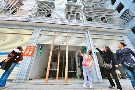 商品房靠木棒支撐被稱樓脆脆續:調查結果公布