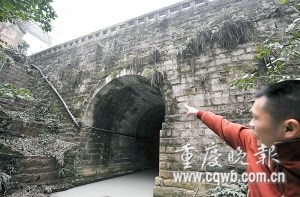 養路工用稀泥敷危橋裂縫排險(圖)