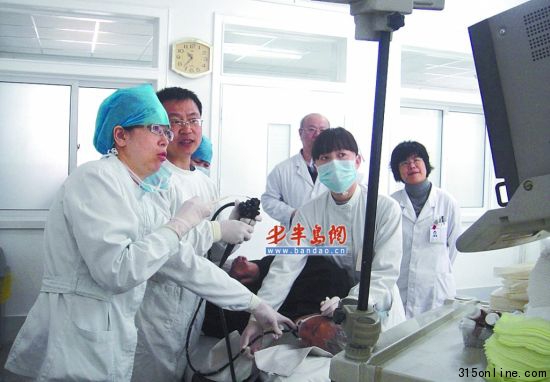 醫生正在給原大爺治療。 醫生正在給原大爺治療。