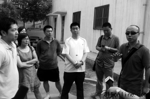 孩子家長向媒體講述事情經(jīng)過
