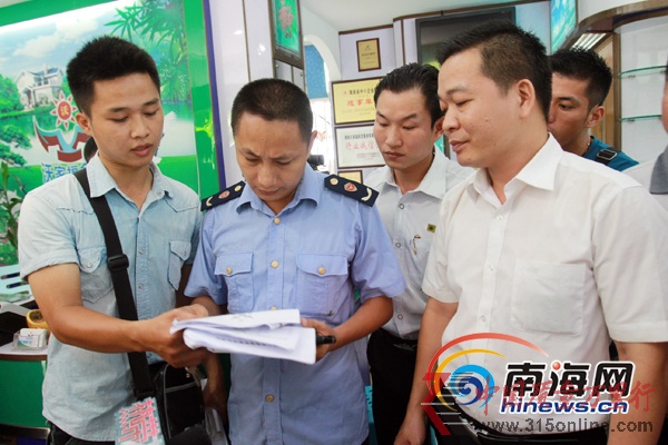 海南沃家福公司的大門被鎖頭反鎖著 (南海網記者陳望攝)