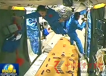 航天員對天宮一號目標飛行器更換內裝飾地板