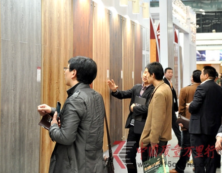 消費者在地板展會上選購產品