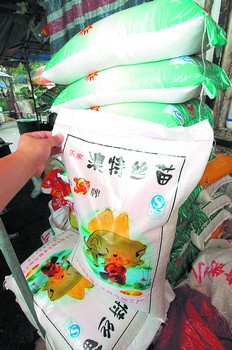 15公斤袋裝米少裝2公斤商家稱虛標(biāo)重量很普遍