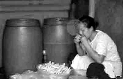 網友曝光黑作坊工人用嘴為鳳爪剔骨(圖)