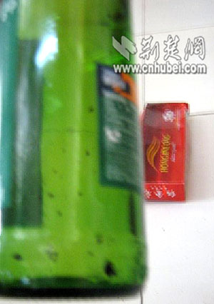 未開瓶雪花啤酒含多塊黑色漂浮物(圖)