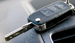 使用遙控鑰匙鎖車需謹慎 要仔細檢查車門窗狀態(tài)