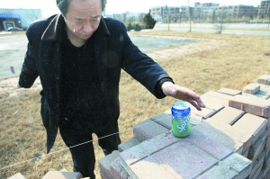 昨日,天津濱海新區(qū)的中國包裝科研檢測中心大院內(nèi),去年北京首例“雪碧”汞中毒事件當事人馬賽的家人用縫衣針在雪碧外壁上扎出一個針眼,高壓下細小的“水流”噴射出近2米遠。他以此證明被檢雪碧罐沒有“針眼”。當日,西城警方、馬賽家屬、可口可樂及聽裝罐供應(yīng)商在此對當事雪碧罐進行檢測。去年11月7日,馬賽在西單大悅城某餐飲店用吸管喝聽裝雪碧時,口吐大量汞珠,被確診為急性汞中毒。本報記者 王嘉寧 攝 昨日,天津濱海新區(qū)的中國包裝科研檢測中心大院內(nèi),去年北京首例“雪碧”汞中毒事件當事人馬賽的家人用縫衣針在雪碧外壁上扎出一個針眼,高壓下細小的“水流”噴射出近2米遠。他以此證明被檢雪碧罐沒有“針眼”。當日,西城警方、馬賽家屬、可口可樂及聽裝罐供應(yīng)商在此對當事雪碧罐進行檢測。去年11月7日,馬賽在西單大悅城某餐飲店用吸管喝聽裝雪碧時,口吐大量汞珠,被確診為急性汞中毒。本報記者 王嘉寧 攝