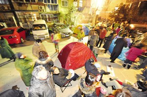 寒夜報名排長隊。(圖片來源:揚子晚報) 寒夜報名排長隊。(圖片來源:揚子晚報)
