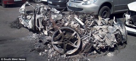 這輛車的鋁合金車身被完全燒熔,全車只剩下輪殼和發(fā)動機(jī),車主不幸遇難。 這輛車的鋁合金車身被完全燒熔,全車只剩下輪殼和發(fā)動機(jī),車主不幸遇難。