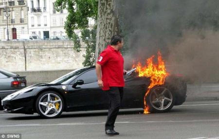 法國巴黎:7月8日,一輛黑色458 Italias法拉利跑車在路邊自燃,所幸車主及時逃生。 法國巴黎:7月8日,一輛黑色458 Italias法拉利跑車在路邊自燃,所幸車主及時逃生。