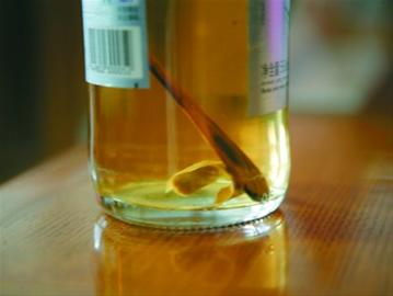 未開封啤酒瓶內現煙蒂木棍消費者起訴索賠(圖)