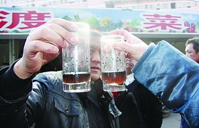 菜場管理人員進行試驗,黑芝麻有褪色現(xiàn)象。李海勇 攝 菜場管理人員進行試驗,黑芝麻有褪色現(xiàn)象。李海勇 攝