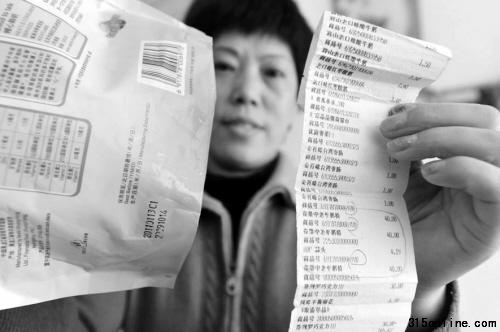 高女士出示在家樂(lè)福購(gòu)物的小票 高女士出示在家樂(lè)福購(gòu)物的小票