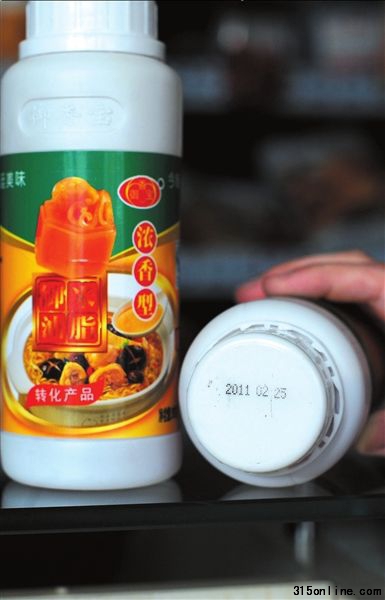 這批2010年12月31日出廠的調(diào)味品,生產(chǎn)日期標(biāo)注為2011年2月25日。 京華時(shí)報(bào)記者王苡萱攝