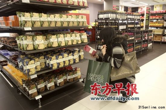 2月22日,顧客在南京西路馬莎百貨四樓食品區(qū)選購商品。 2月22日,顧客在南京西路馬莎百貨四樓食品區(qū)選購商品。