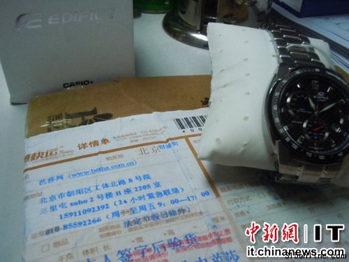 圖為手表和來自芭莎網(wǎng)的快遞單據(jù)。 圖為手表和來自芭莎網(wǎng)的快遞單據(jù)。