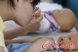育嬰師在上培訓(xùn)課,內(nèi)容為撫觸嬰兒。 記者 倪黎祥 攝