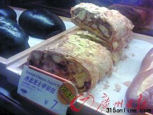 ▲甜心客的“必選品” 丹麥芝士蘋果包。(圖為該公司員工提供)。