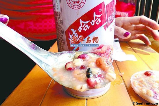 娃哈哈八寶粥里喝出綠豆蠅。(來源:城市信報) 娃哈哈八寶粥里喝出綠豆蠅。(來源:城市信報)