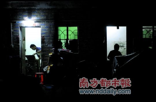 昨日0:30,拆遷樓一樓的兩個房間開始忙碌起來。 昨日0:30,拆遷樓一樓的兩個房間開始忙碌起來。