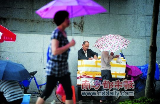 “黑作坊”一部分饅頭被送往附近小工廠。 “黑作坊”一部分饅頭被送往附近小工廠。