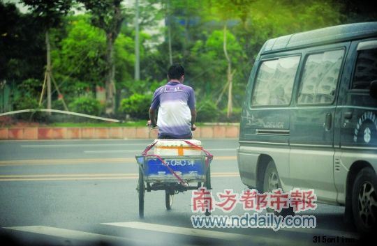 “黑作坊”一部分饅頭被裝運到鴻進路“風臨城”小區附近叫賣。 “黑作坊”一部分饅頭被裝運到鴻進路“風臨城”小區附近叫賣。