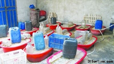 皮肚加入工業堿后要用裝滿水的桶壓著,防止因膨脹而溢出來。王秋艷 陸浩 攝
