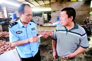 昨日,青木關石碾村,沙區(qū)警方在合元屠宰場內(nèi)查獲一家無照加工豬頭肉作坊。 昨日,青木關石碾村,沙區(qū)警方在合元屠宰場內(nèi)查獲一家無照加工豬頭肉作坊。