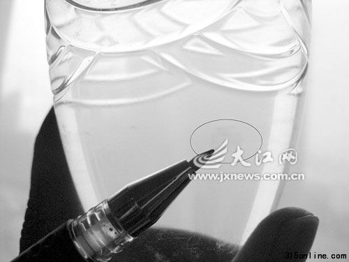 圓圈處系水中懸浮物。(來源:大江網(wǎng))