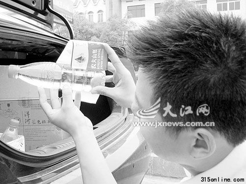 周興手中有異物的農(nóng)夫山泉不只一瓶。(來源:大江網(wǎng))