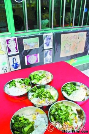 被曝光幼兒園的孩子們的午餐。