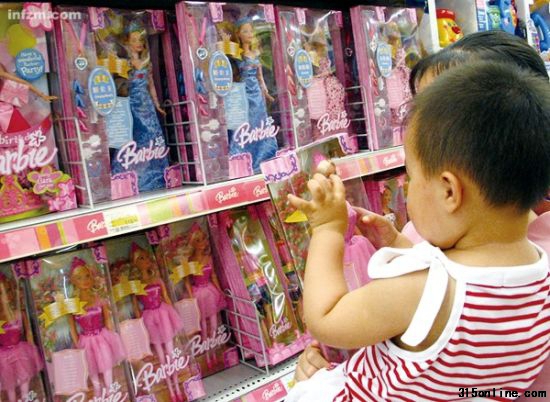 顧客正抱著孩子選購(gòu)芭比娃娃玩具。此前,德國(guó)有報(bào)告稱(chēng)芭比娃娃等玩具發(fā)現(xiàn)了有害成分鄰苯二甲酸鹽(酯) (南山CFP/圖)