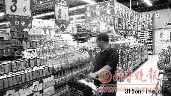 在歷山路一家超市,一位消費者正仔細端詳成分表。 本報記者 劉紅杰 攝 在歷山路一家超市,一位消費者正仔細端詳成分表。 本報記者 劉紅杰 攝