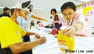 民眾拿著有疑慮食品到臺北市衛(wèi)生局檢驗是否含有塑化劑DEHP 民眾拿著有疑慮食品到臺北市衛(wèi)生局檢驗是否含有塑化劑DEHP