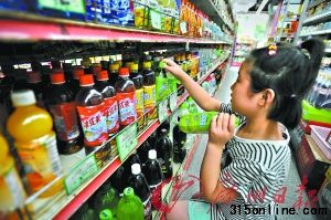 昨日,中山一路一家小超市貨架上的臺(tái)灣品牌飲料仍在正常銷售。 記者莫偉濃攝