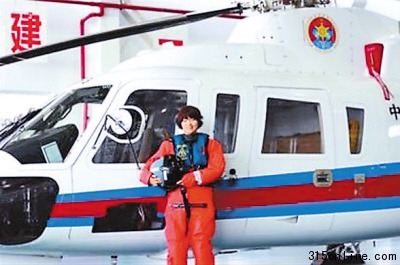 點圖查看下一頁 駕機救援十余次“85后”美女飛行員網上走紅(圖)(2)