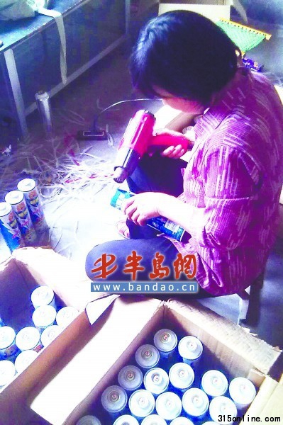 加工點(diǎn)內(nèi)工人正在給超威殺蟲劑重新包裝噴碼 加工點(diǎn)內(nèi)工人正在給超威殺蟲劑重新包裝噴碼