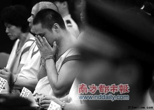 涉黑“肉霸”團伙18名成員受審。南都記者 馮宙鋒 實習生 郝文輝 攝 涉黑“肉霸”團伙18名成員受審。南都記者 馮宙鋒 實習生 郝文輝 攝