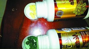 昨天,馬先生向記者展示了這兩瓶同樣包裝、顏色和形狀卻完全不同的藥片。 深圳商報記者 張亦萌 攝 昨天,馬先生向記者展示了這兩瓶同樣包裝、顏色和形狀卻完全不同的藥片。 深圳商報記者 張亦萌 攝