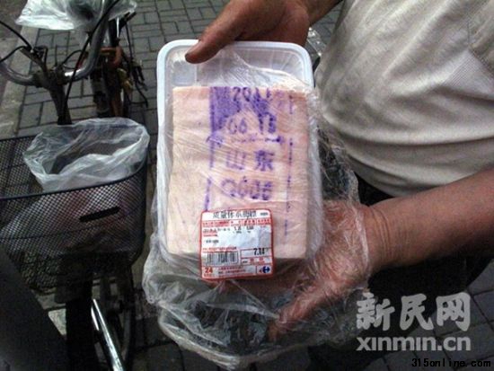 上海愛森豬肉不知何故竟蓋山東檢疫章。新民晚報·新民網(wǎng)記者 陳浩 攝 上海愛森豬肉不知何故竟蓋山東檢疫章。新民晚報·新民網(wǎng)記者 陳浩 攝