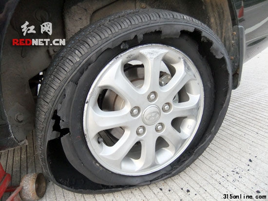 邵陽一位車主也曾遭遇車胎整圈斷裂,廠商為其更換了全部車胎,并進(jìn)行了相應(yīng)賠償。