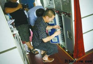 昨日,湖南長沙黃花機場,長沙飛往北京的海航HU7136航班上,一乘客找到啤酒。攝影記者 趙亢,轉(zhuǎn)自新京報。