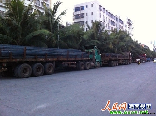 超載貨車“整裝待發(fā)”(圖片來源:人民網(wǎng))