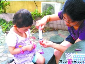 3歲小女孩16次手術頑強求生:最想用嘴喝水(圖)