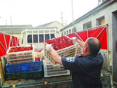 南京小作坊被查露天熬煮上千斤死龍蝦加工蝦仁