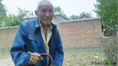 百歲老人手背長角10年醫生稱其患“皮角”皮膚病